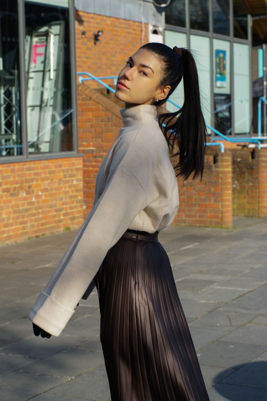 Brunette girl wearing a white oversized jumper from Zara