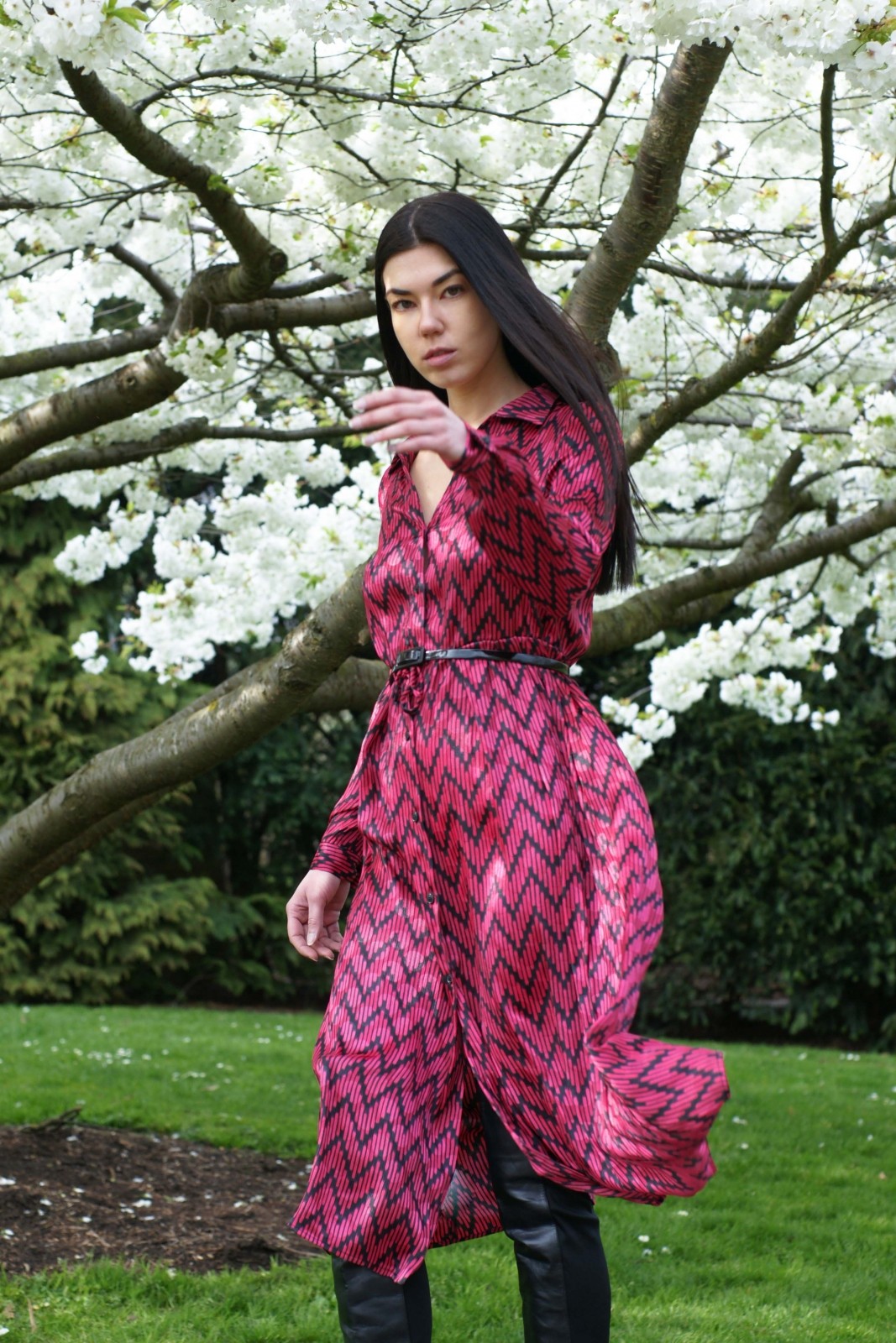 Fashion Blogger Brondema in a purple Mango dress